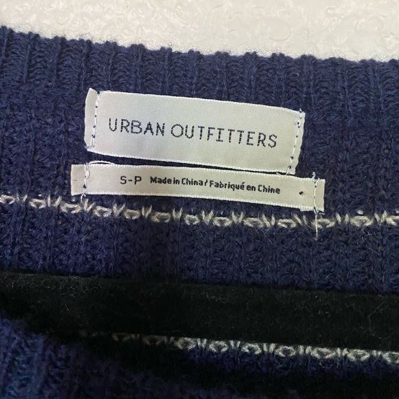 Cozy Oversized UO Sweater! - Picture 3 of 4